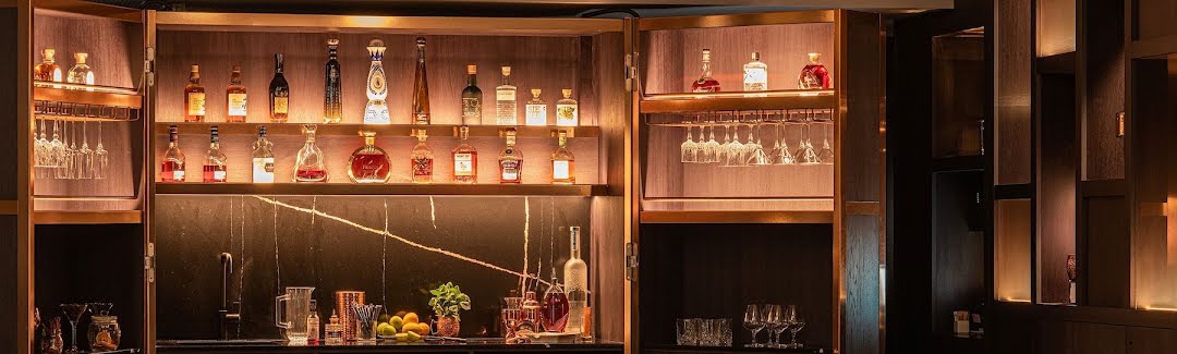 THE BAR & Davidoff Lounge