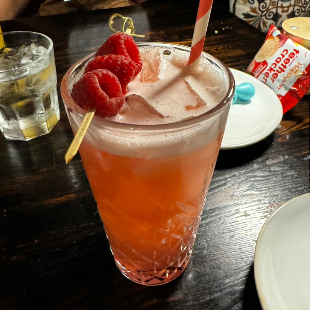Raspberry Pisco sour
